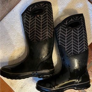Bogs Womens’ Classic Waterproof Warm Boot, size 8.